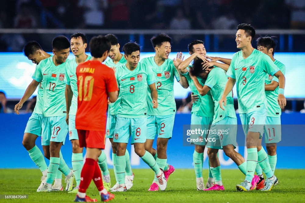 Báo Trung Quốc mỉa mai đội nhà: “Mới thắng U23 Myanmar đã ăn mừng thì thật vô dụng!” - Ảnh 1.