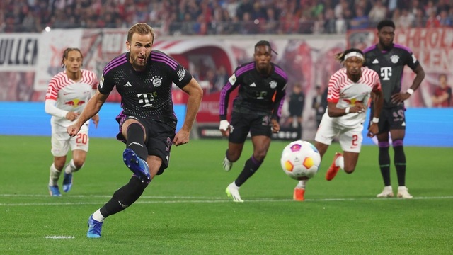 Kane tung hoành trước hàng thủ của Leipzig